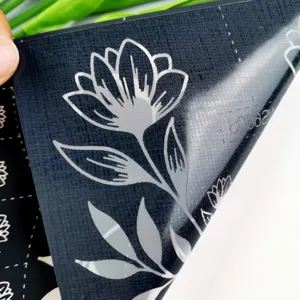 Detalle de primer plano plantilla de pegatina de tatuaje temporal floral alta precision flexible.
