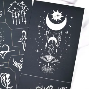 Détail d'autocollant de tatouage blanc montrant un motif artistique lune et œil céleste.