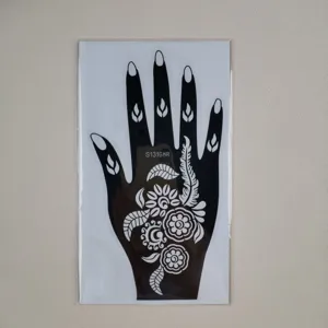 Vista detallada de la plantilla de tatuaje henna negra con delicados motivos florales para la mano.