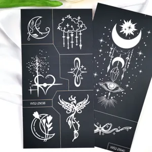 Vue détaillée d'autocollants de tatouage temporaire blancs avec des motifs lunaires mystiques.