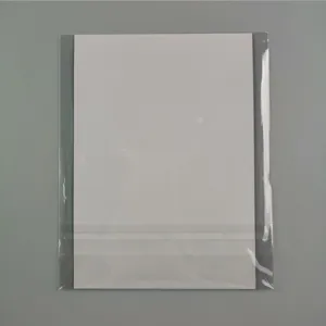 Plantilla de tatuaje de dedo de henna envase de plastico transparente con tarjeta blanca.