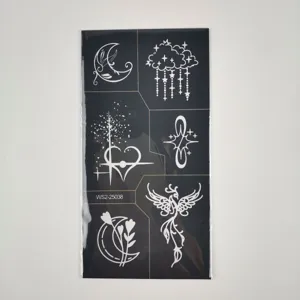 Gros plan d'une feuille de tatouage temporaire blanche avec des motifs de lune et de phénix.
