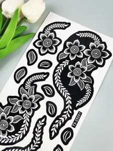 Vista detallada de una hoja de pegatina de tatuaje de henna floral en blanco y negro.