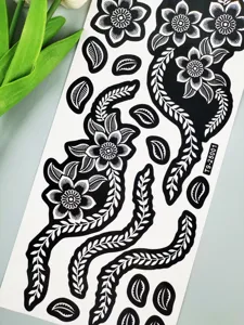 Vista detallada de la hoja de pegatinas de tatuaje de henna floral en blanco y negro.