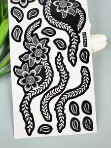 Hoja de detalle de tatuaje de henna, patrón hueco de vid floral en blanco y negro, arte corporal.