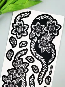 Primer plano detallado de la plantilla de pegatina de tatuaje de henna negra con diseños florales.
