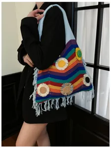 Bolso de hombro tejido de arco iris colorido con margaritas bonitas y flecos de playa.