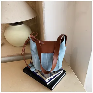 Vintage τσάντα bucket από denim με καφέ δερμάτινες λεπτομέρειες, κομψή τσάντα ώμου για καθημερινή.