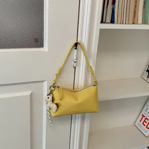 Minimalistiki kitrini tsanta omou gia gynaikes, kompsi kai casual stin kathimerinotita.