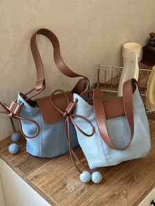 Τσάντα bucket από denim με καφέ δερμάτινη λεπτομέρεια, vintage γυναικεία τσάντα ώμου.