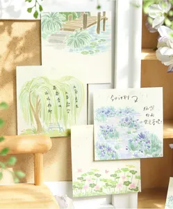 Nahaufnahme von künstlerischen botanischen Haftnotizen mit handgezeichneten Pflanzenillustrationen.