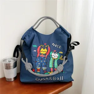 Vue détaillée du sac cabas en toile brodé décontracté avec design chat et lapin mignon.
