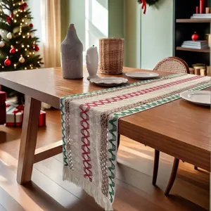 Detalle de camino de mesa navideño tejido, patrón festivo rojo y verde para las fiestas.
