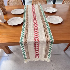 Camino de mesa tejido con rayas geométricas y flecos decorativos para la mesa del comedor.