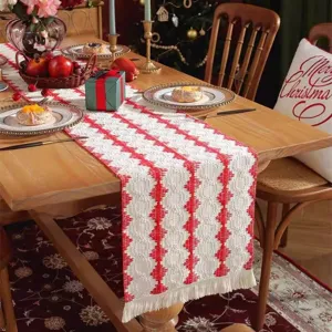 Hermoso camino de mesa navideño tejido en rojo y blanco para una gran decoración festiva
