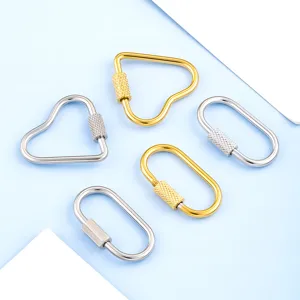 Dettaglio chiusure a vite DIY in acciaio inox, forme geometriche cuore e ovale, finitura metallo.