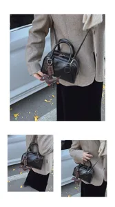 Schwarze Lackleder Kissentasche, schicke Umhängetasche Handtasche mit tollem Anhänger.