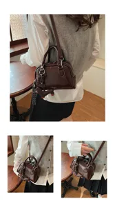 Dunkelbraune Ölleder Handtasche stylische Kissen Schultertasche mit Anhänger Damen Detail.