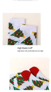 Weihnachtsbaum Muster Socken Detail mit elastischem Bündchen und verstärkter roter Spitze.