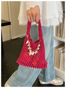 Roze gehaakte ajour handtas, stijlvolle strandvakantie mesh tas met schelp parel details.