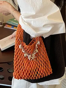 Chique oranje geweven mesh handtas met schelpbedels, perfecte strandvakantie emmertas.
