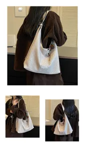 Eenvoudige retro geweven schoudertas met casual tote design en stijlvolle hanger inbegrepen.
