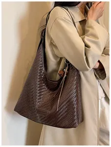 Minimalistische donkerbruine geweven schoudertas voor dames, stijlvolle retro tote tas.