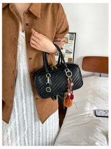 Schicke schwarze gewebte Boston Umhängetasche für Damen mit Henkeln und Metallbeschlägen.