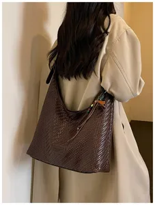 Bruine geweven schoudertas detail, stijlvolle hobo handtas met kwastje en chic lederen label.