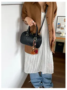 Schwarze gewebte Boston Umhängetasche für Damen, stilvolle Freizeit Kissen Handtasche.