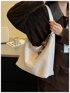 Geweven schoudertas voor dames, chique vintage hobo tote met delicate vlechtstructuur.