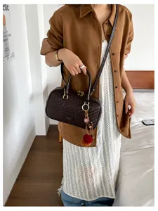 Detailansicht der stilvollen gewebten Boston Umhängetasche, modische Retro Freizeittasche für Damen.