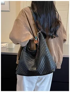 Minimalistische zwarte geweven schoudertas, casual mode totebag met metalen label.