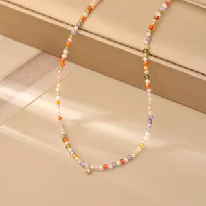 Dettaglio collana di perline dopamina colorate, perle di cristallo sfaccettate brillanti, catena.