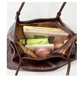 Braune Leder Tote Bag Innendetail mit grossem Stauraum fuer taegliche Utensilien.