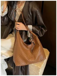 Bruine geweven hoven schoudertas detailweergave, stijlvolle retro casual tote tas voor dames.