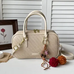 Beigefarbene gewebte Boston Tasche Damen stilvoll lässig Umhängetasche Kissen Handtasche
