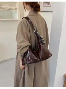 Detailansicht der braunen Vintage Umhängetasche mit strukturierter Lederoptik im Stil.