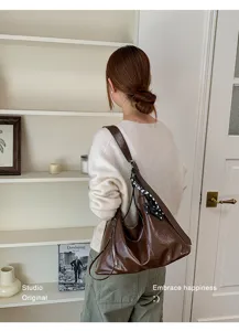 Stylische braune Damen Umhängetasche aus Kunstleder, geräumiger Hobo Shopper für Alltag.