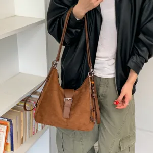 Vintage braune Wildleder Umhängetasche für Damen, lässige Beuteltasche mit Quaste.