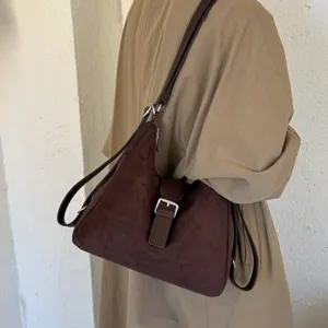 Klassische braune Wildleder Umhängetasche und lässiger Rucksack für Damen im Alltag.