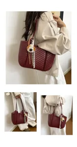 Detailansicht der gewebten Damen-Handtasche mit grossem Fassungsvermögen und süssem Hundezubehör.