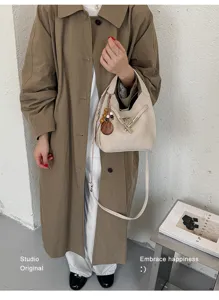 Schicke minimalistische Eimer Tasche mit Metallverschluss und Riemen fur den Alltag.