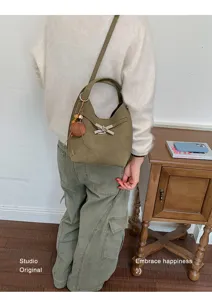 Vintage Wildleder Umhängetasche für Damen, schicke Freizeittasche mit Schleifen-Dekor.