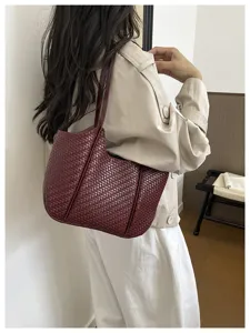 Detailansicht der burgunderroten geflochtenen Ledertasche, perfekt für den Alltag.