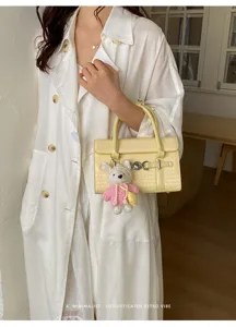 Elegante Retro geflochtene Damentasche, schicke Umhängetasche mit süßem Bärenanhänger.