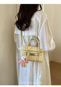 Modische Retro geflochtene Umhängetasche mit süßem Bärenanhänger, elegante Damentasche.