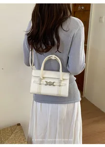 Elegante weiße Handtasche für Damen, retro Schultertasche mit Metallverschluss und Tragegriff.