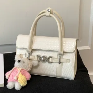 Damen Mode PU Leder Gewebte Umhängetasche Retro Schick Kleine Quadratische Handtasche Mit Süßem Plüsch Anhänger Luxus Designer Stil