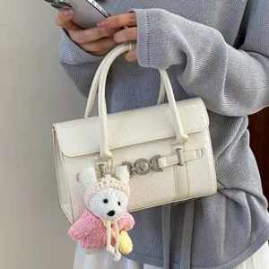 Weiß geflochtene Umhängetasche für Damen, Retro Handtasche mit süßem Kaninchen Anhänger.